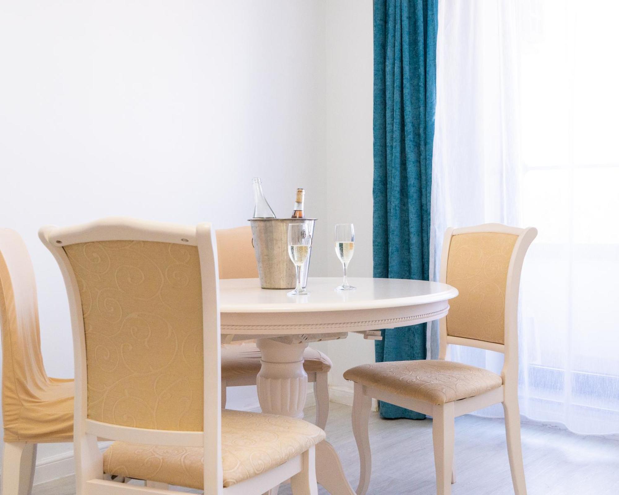 Alexis Spacious Classic Apartment Mamaia Exterior photo