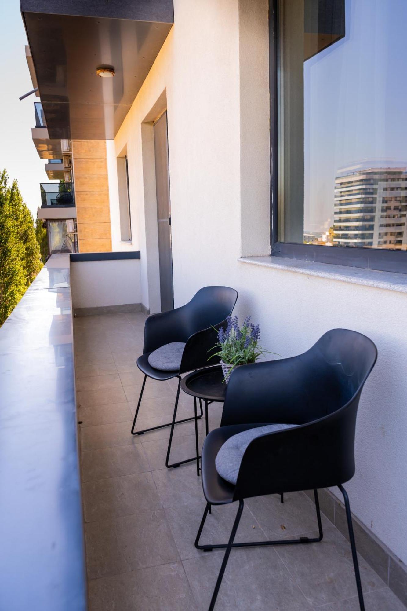Alexis Spacious Classic Apartment Mamaia Exterior photo
