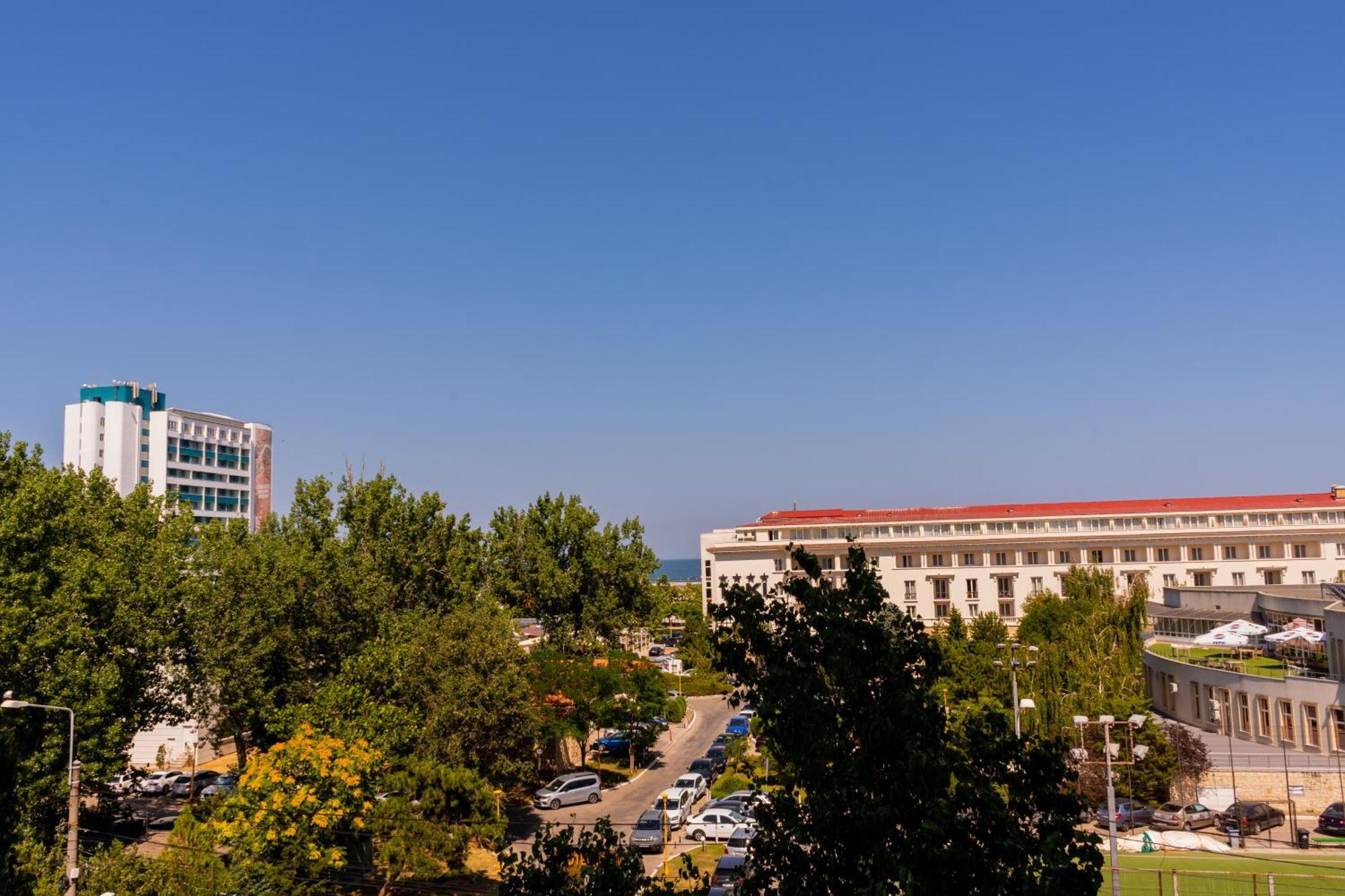 Alexis Spacious Classic Apartment Mamaia Exterior photo